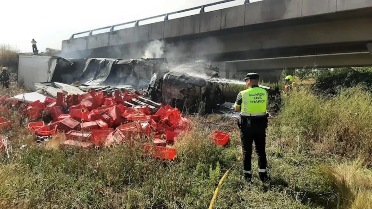 Muere el conductor de un camión tras salirse de la vía, volcar e incendiarse