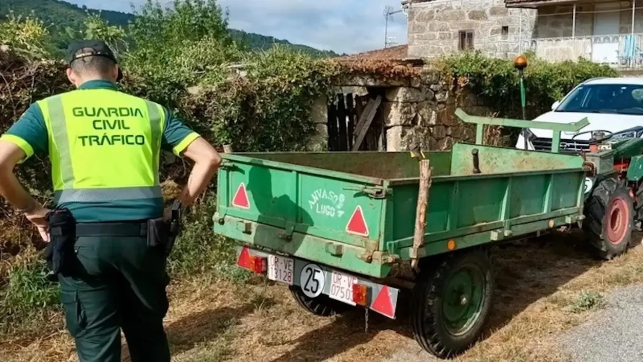 Muere el conductor de un tractor tras chocar contra un coche estacionado