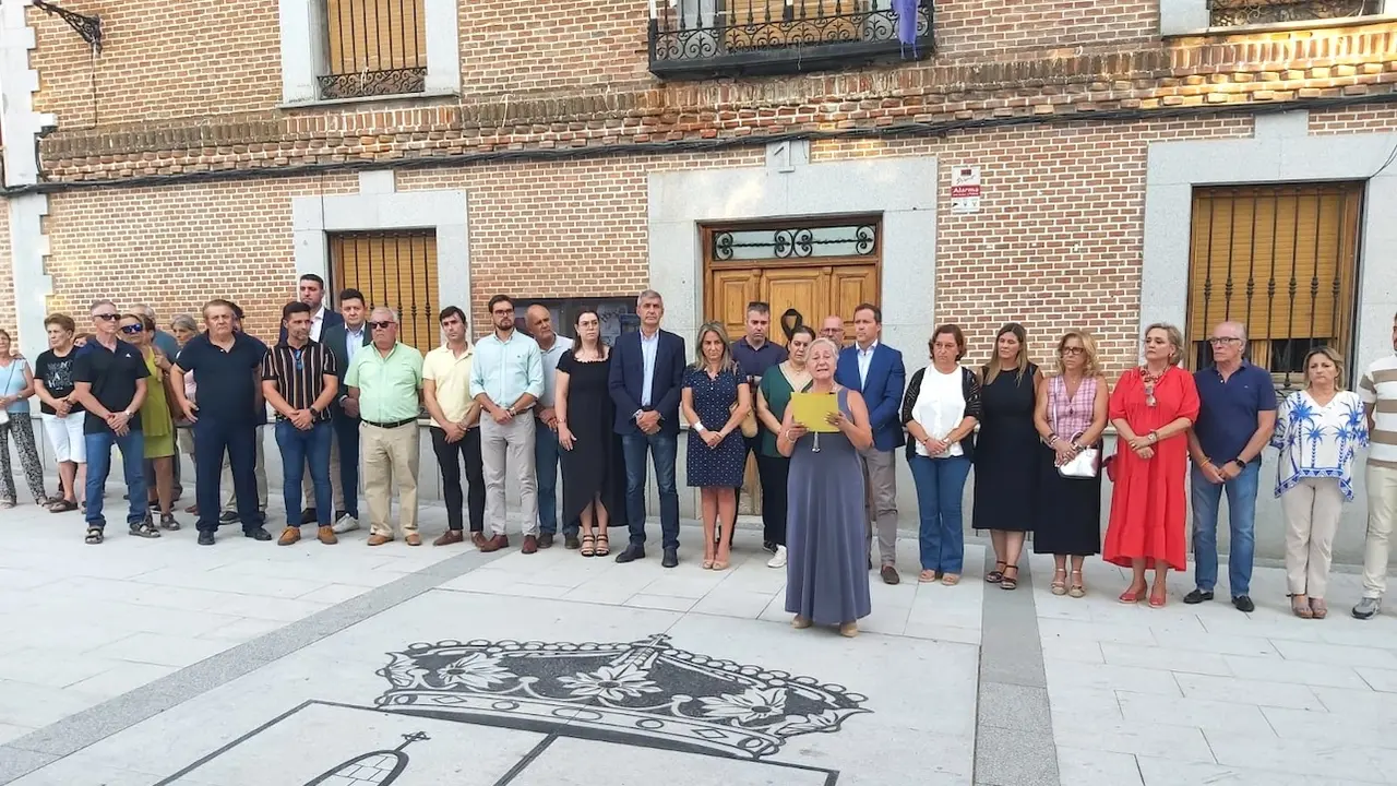 En la imagen un instante de la concentración en Otero (Toledo) para condenar el crimen de una menor de 17 años a manos de su padrastro, que también ha herido a la madre