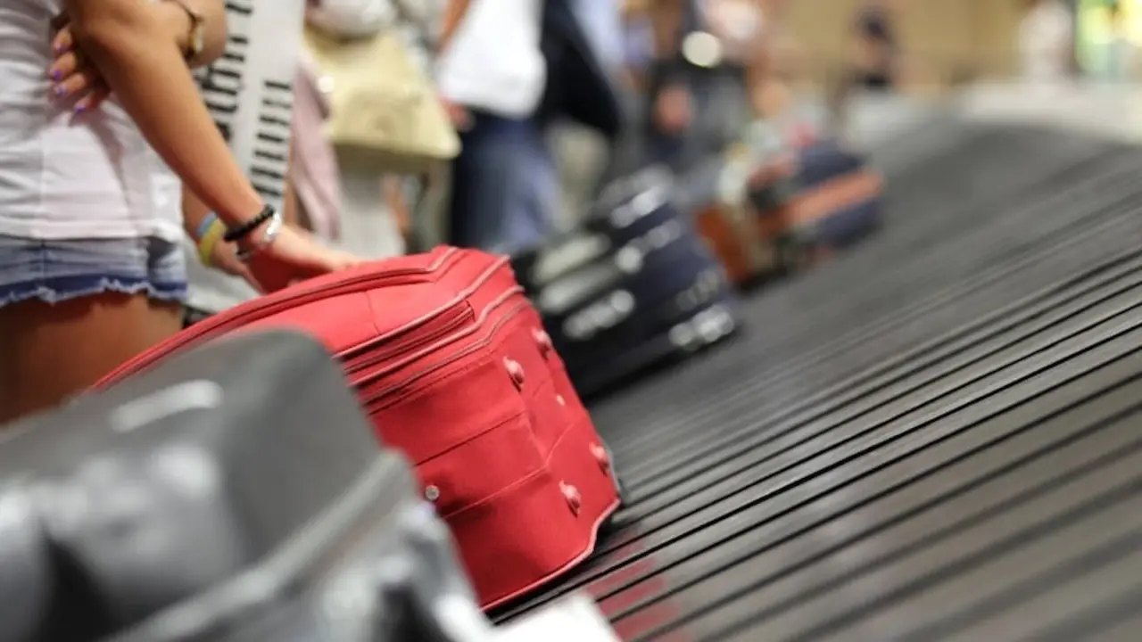 Muere una mujer atrapada por la cinta de recogida de equipajes de un aeropuerto