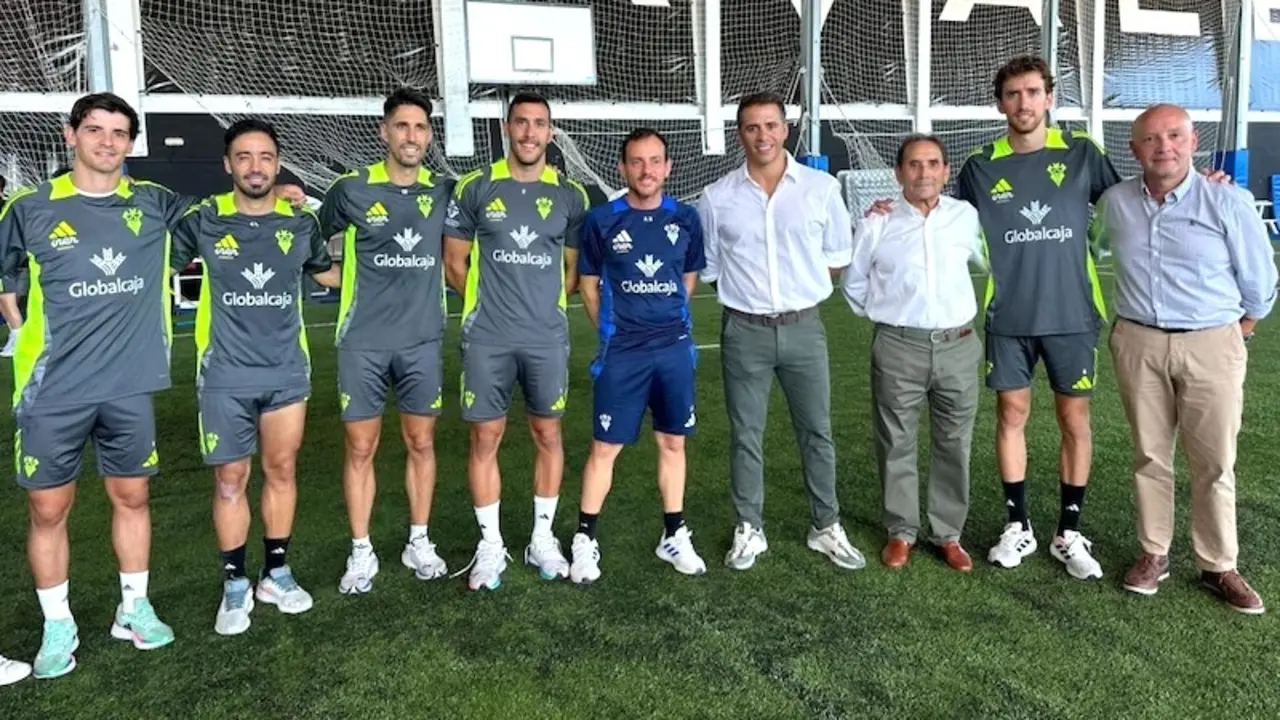 El director general de Juventud y Deportes, Carlos Yuste, durante la visita que ha realizado al entrenamiento del Albacete Balompié