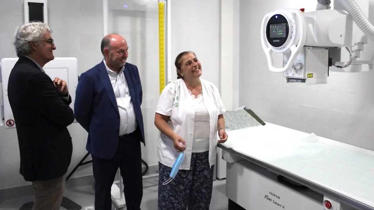 El director gerente del Sescam, Alberto Jara, ha visitado la nueva sala de radiología del Centro de Salud de Casas Ibáñez (Albacete)