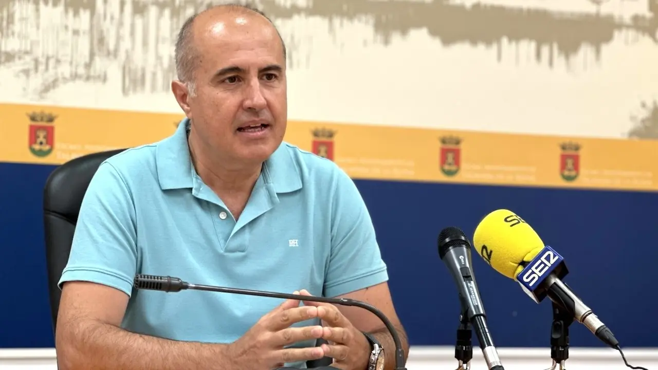 El portavoz del equipo de Gobierno del Ayuntamiento de Talavera de la Reina (Toledo), Jesús García-Barroso, durante la rueda de prensa que ha ofrecido en el Consistorio