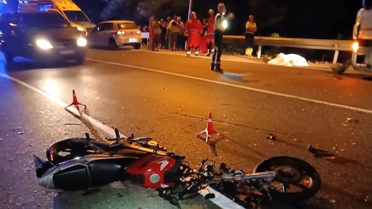 Mueren dos jóvenes de 19 años tras chocar su moto con un turismo y un camión