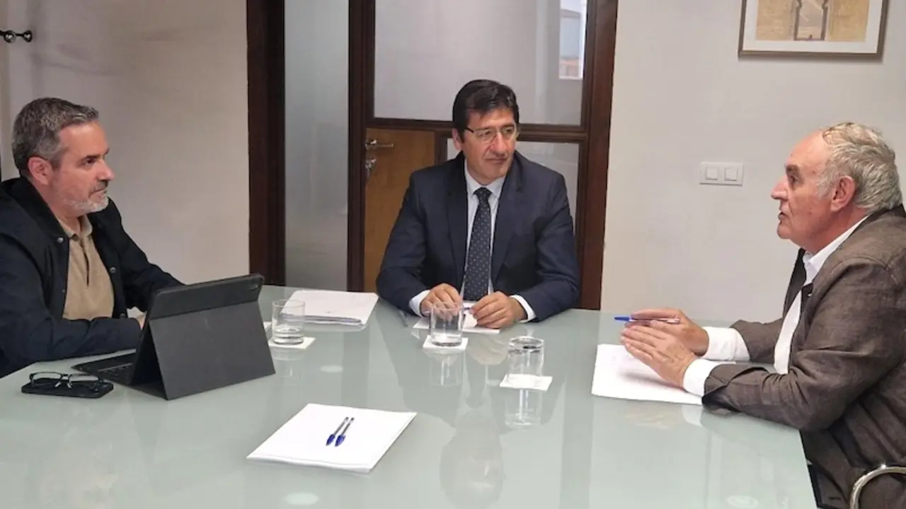 El vicepresidente segundo del Gobierno de Castilla- La Mancha, José Manuel Caballero, durante la reunión con el presidente de Asaja, José María Fresneda