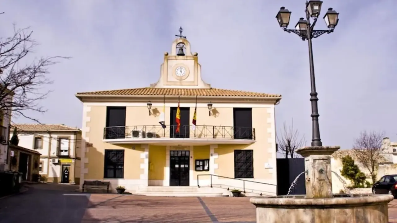 En la imagen de archivo el Ayuntamiento de Leganiel (Cuenca)