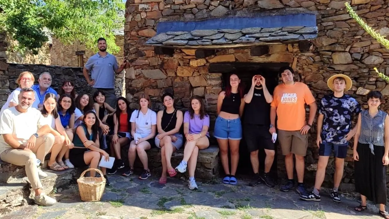Umbralejo (Guadalajara) recupera su carbonera gracias al trabajo de jóvenes voluntarios