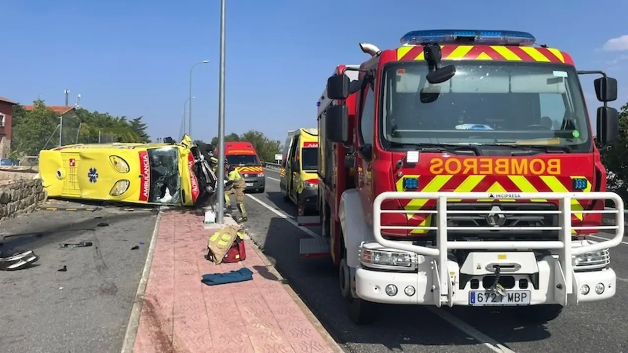 Un muerto y 5 heridos, entre ellos un bebé, tras chocar una ambulancia y un coche
