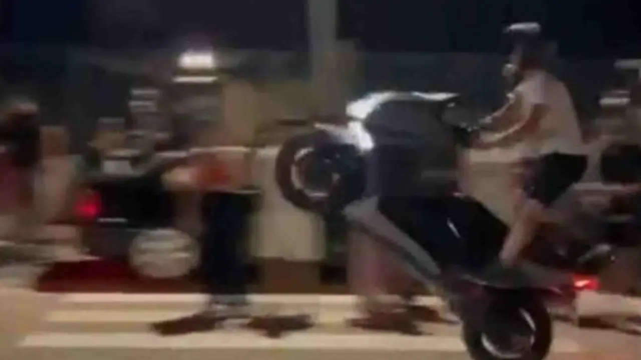VIDEO. Atropella a dos personas haciendo caballitos en una concentración ilegal