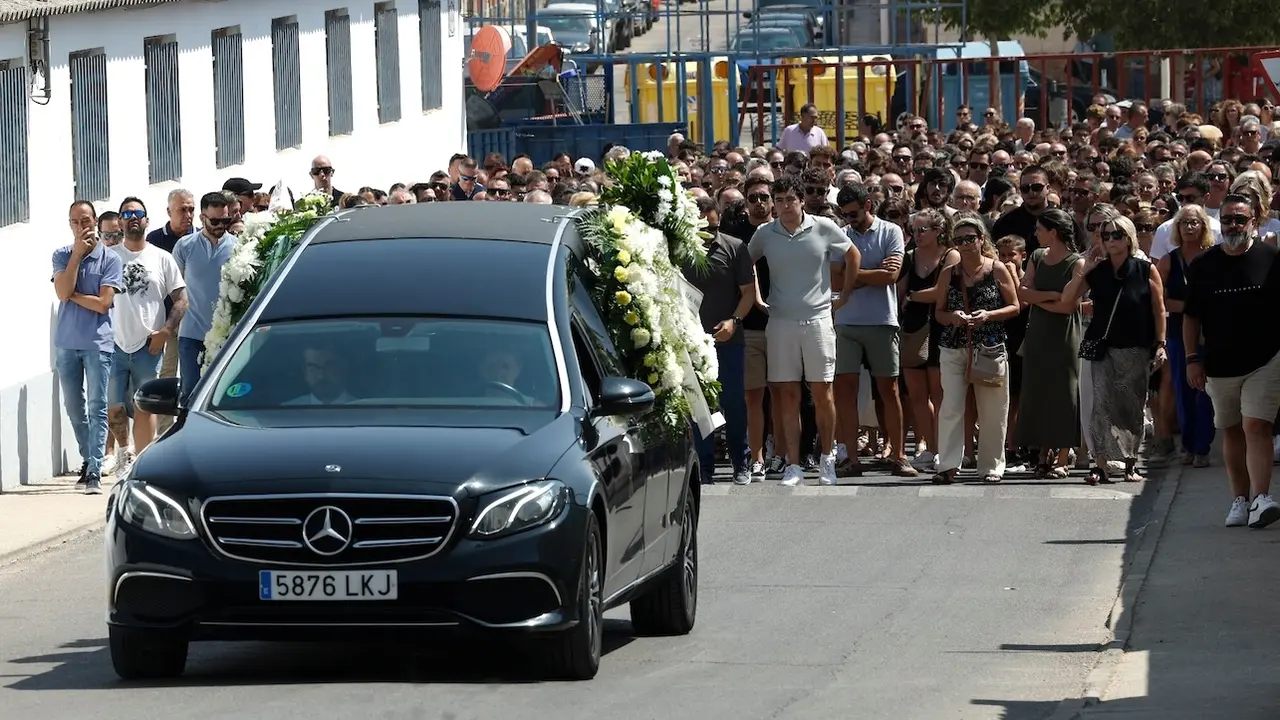 El coche fúnebre traslada el féretro con los restos mortales del pequeño Mateo, el niño de 11 años que fue asesinado el pasado domingo mientras jugaba al fútbol con unos amigos, al cementerio de Mocejón (Toledo) - EFE/ Chema Moya