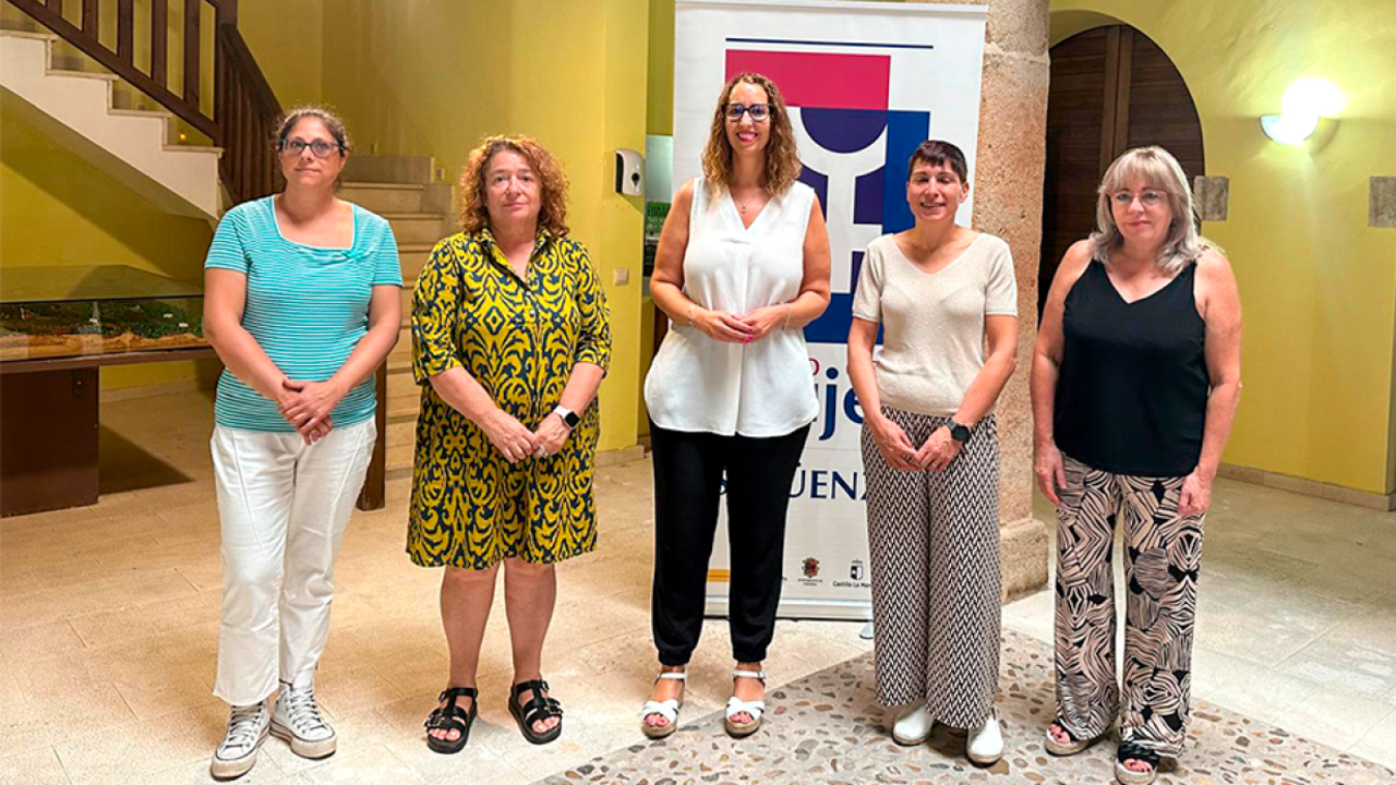 La consejera de Igualdad de Castilla-La Mancha, Sara Simón, durante la visita que ha realizado al Centro de la Mujer de Sigüenza (Guadalajara)