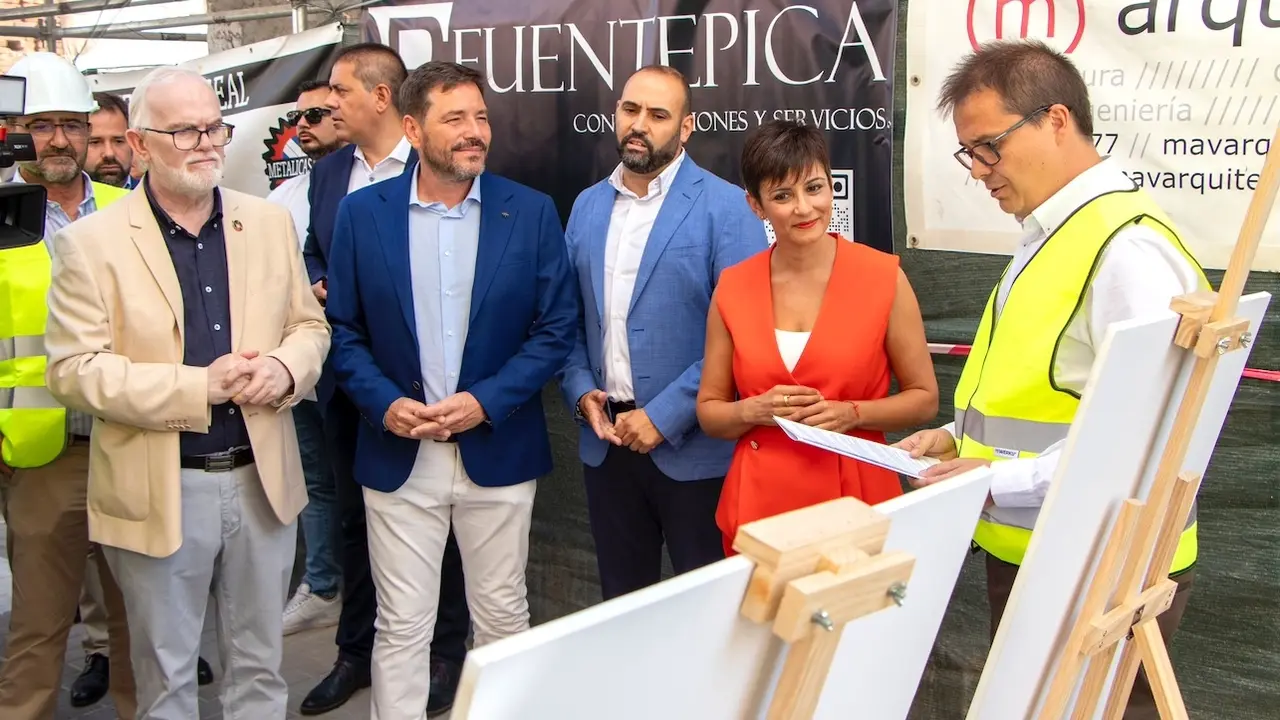 La ministra de Vivienda y Agenda Urbana, Isabel Rodríguez, ha conocido las obras de rehabilitación que se están llevando a cabo en el inmueble conocido como 'La antigua bodega de Eladio', ubicada en la localidad ciudadrealeña de Argamasilla de Calatrava