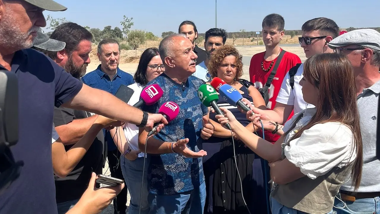 El secretario general de UGT, Pepe Álvarez, atendiendo a los medios de comunicación este miércoles durante su visita al parque de Puy du Fou en Toledo