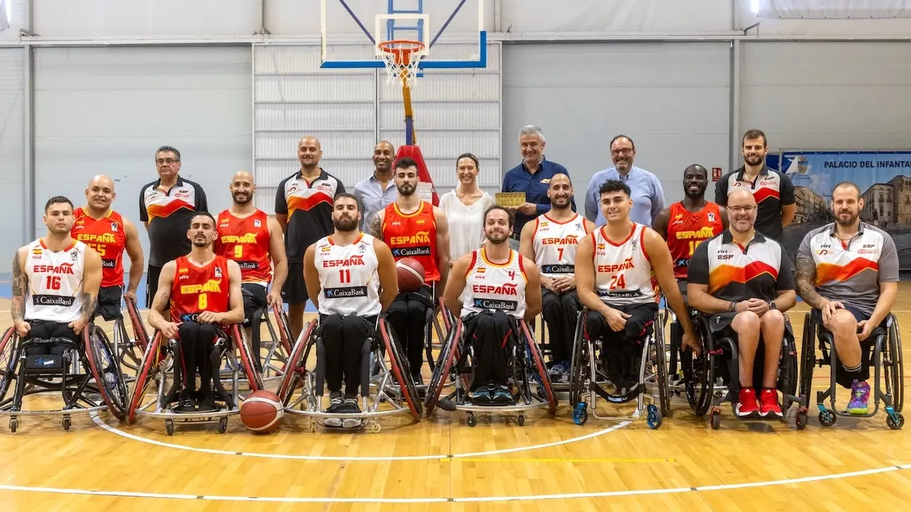 La alcaldesa de Guadalajara, Ana Guarinos, durante la visita que ha realizado a la Selección Nacional Masculina Absoluta de Baloncesto en Silla de Ruedas que entrena en la ciudad