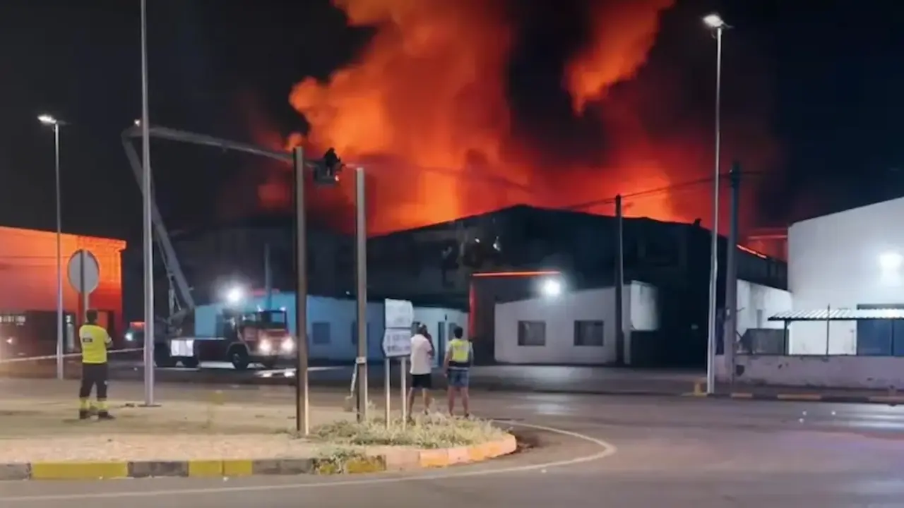 La nave de un bazar chino en Tomelloso (Ciudad Real) queda totalmente calcinada tras un incendio