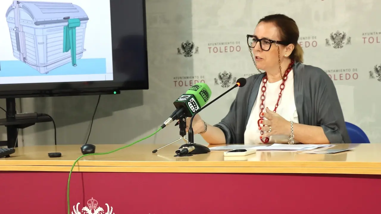 La concejal de Obras y Servicios, Parques y Jardines del Ayuntamiento de Toledo, Loreto Molina, durante la rueda de prensa que ha ofrecido