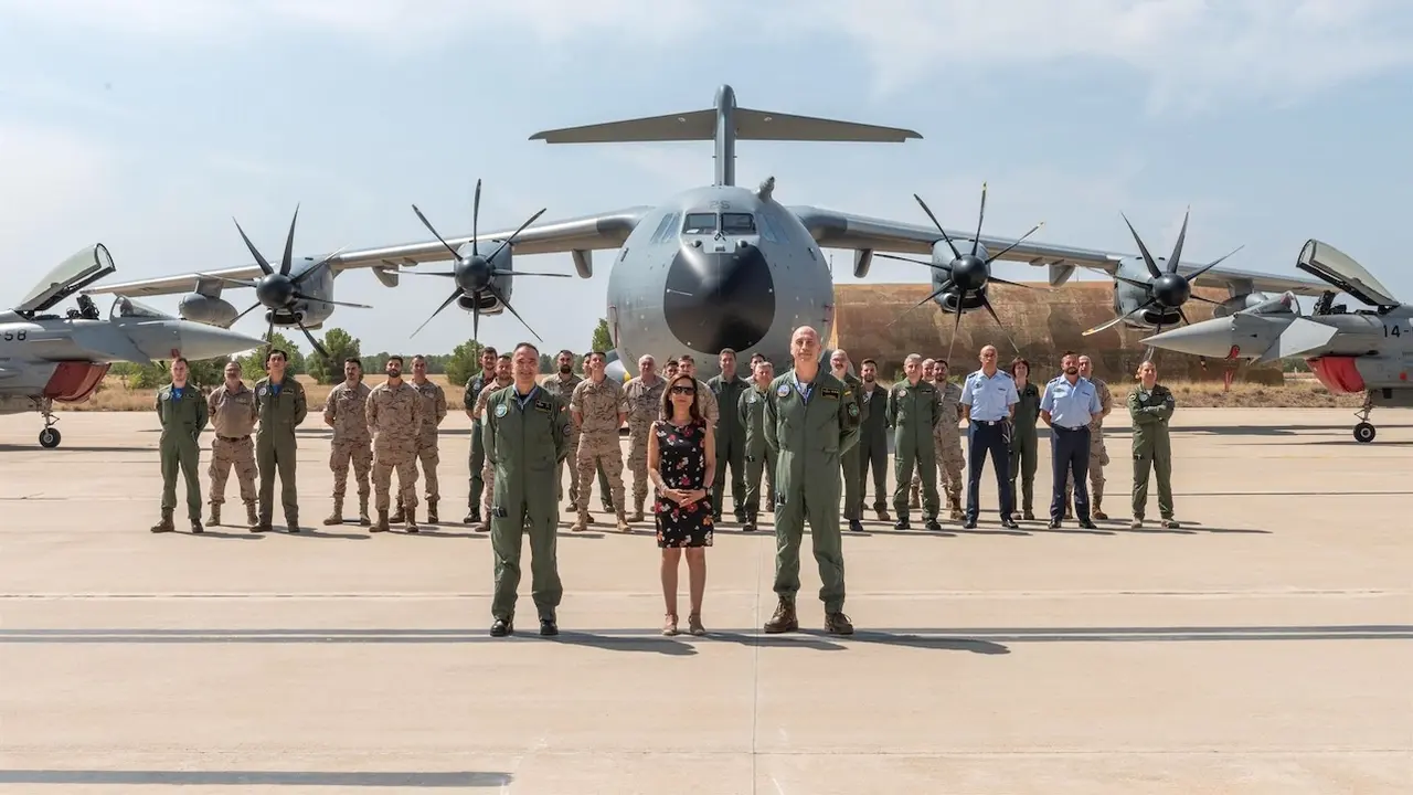 La ministra de Defensa, Margarita Robles, se informa en la base aérea de Albacete de la vuelta al mundo del Ejército del Aire - EP/Víctor Fernández