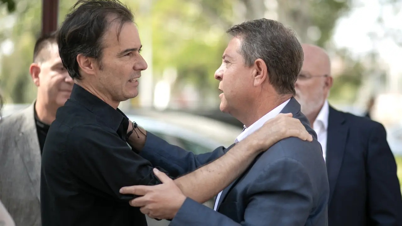El presidente de Castilla-La Mancha, Emiliano García-Page, acompaña en el Tanatorio Municipal ‘Virgen de los Llanos’ a los familiares de quien fuera alcalde de la ciudad de Albacete, así como diputado regional y nacional del PSOE, Manuel Pérez Castell