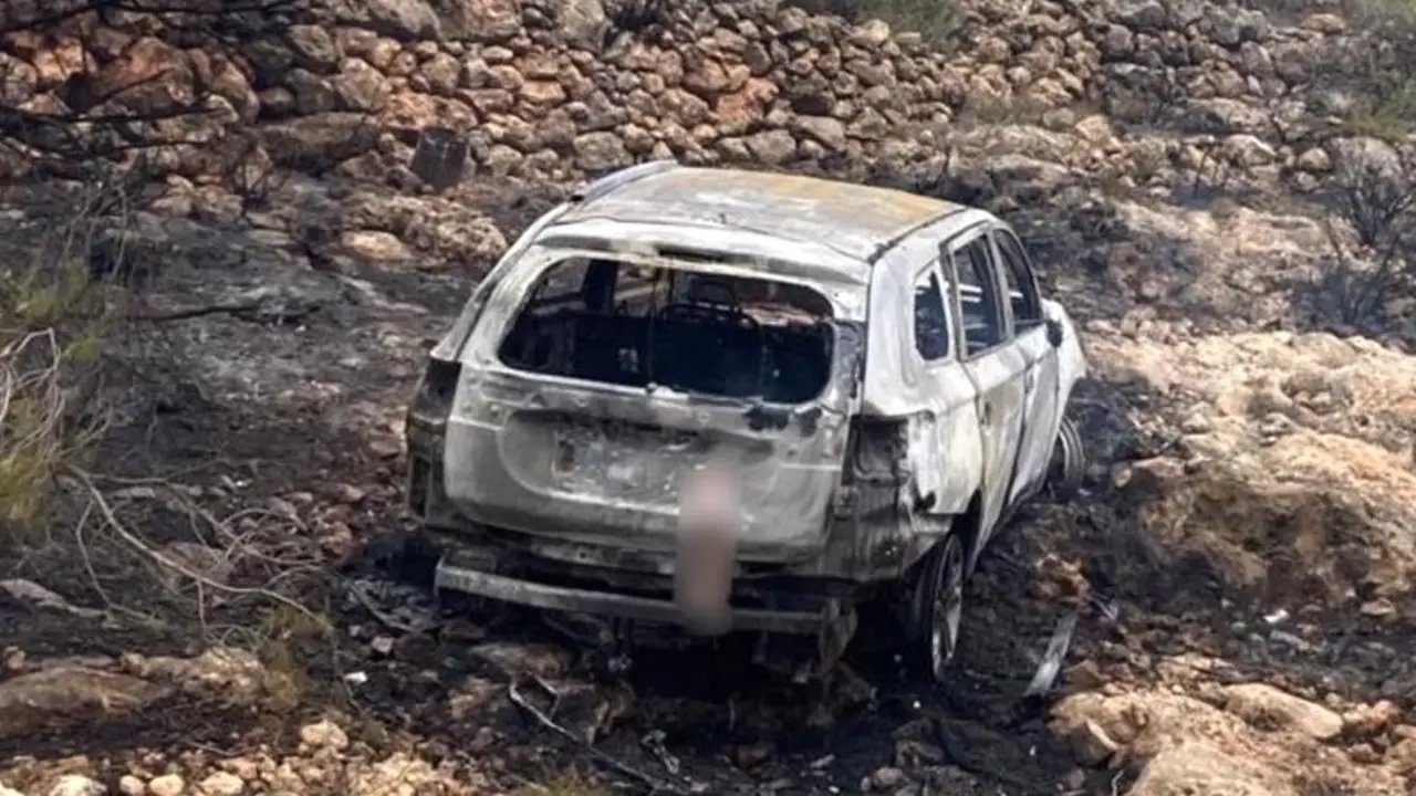 Hallan un cadáver en el interior de un vehículo incendiado en un camino rural