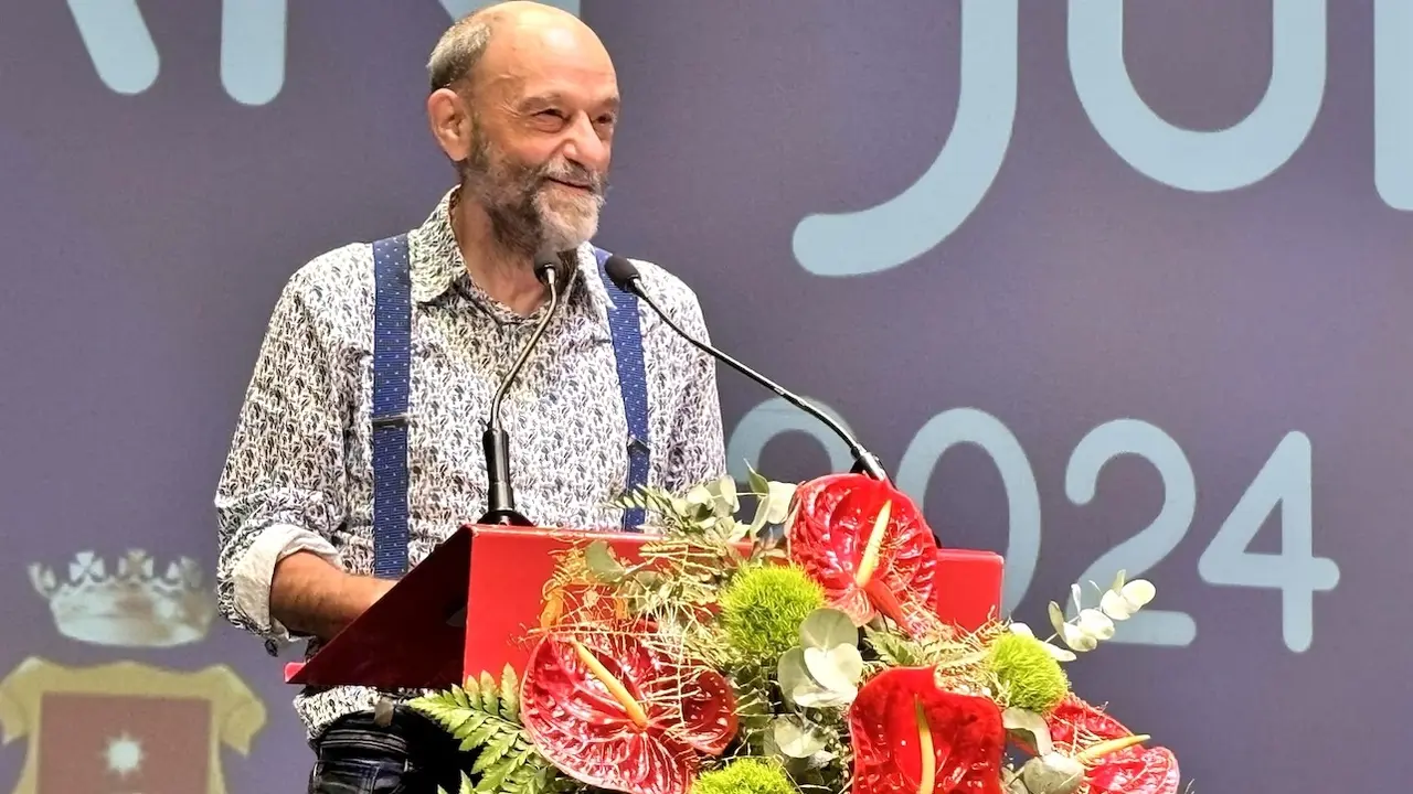 El cómico Javier Cansado durante el pregón de las fiestas de San Julián 2024, que se ha celebrado en el Auditorio de Cuenca - EP