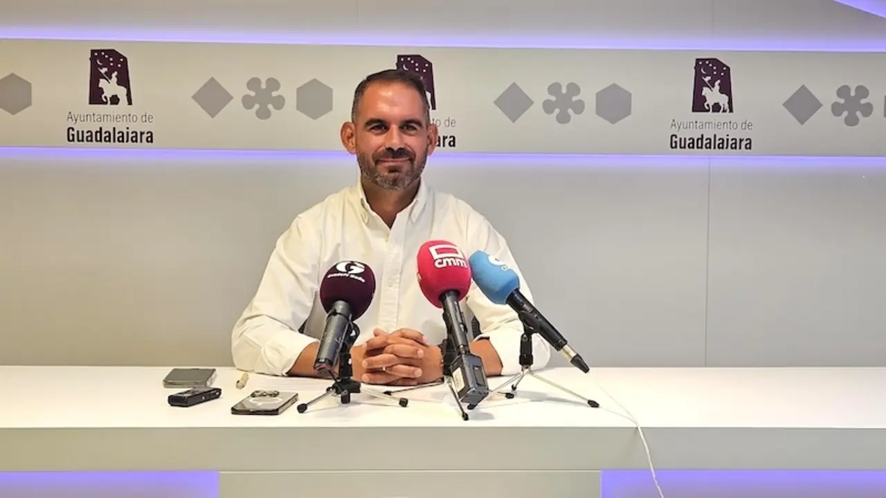 El concejal de Infraestructuras del Ayuntamiento de Guadalajara, Santiago López, durante la rueda de prensa que ha ofrecido en el Consistorio