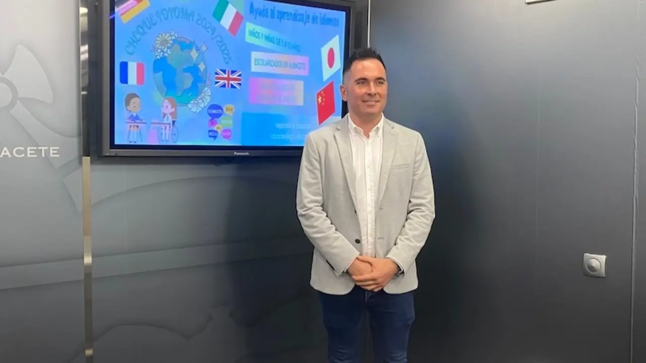 El concejal de Educación del Ayuntamiento de&nbsp;Albacete, Pascual Molina, ha informado de las últimas novedades con relación al 'Cheque Idiomas'