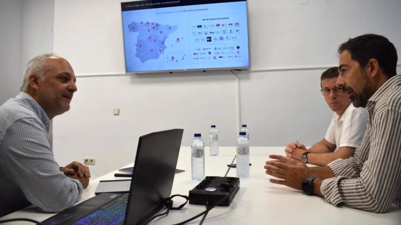 El director general de Innovación Educativa y Centros, Lucio Calleja, durante la visita que ha realizado a la empresa tecnológica ‘V-Sion Studio’ en Cuenca