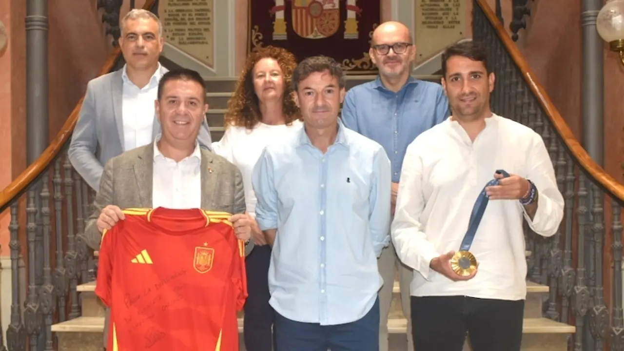 Santi Denia recibe el reconocimiento de la Diputación de Albacete tras lograr el oro en París