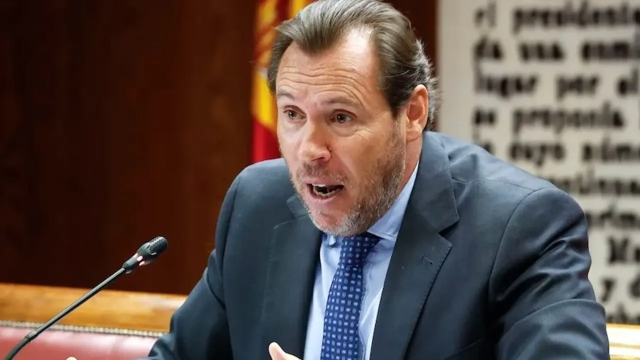 El ministro de Transportes, Óscar Puente, comparece en el Senado para dar explicaciones sobre las numerosas incidencias en la red ferroviaria durante el verano - EFE/J.P. Gandul