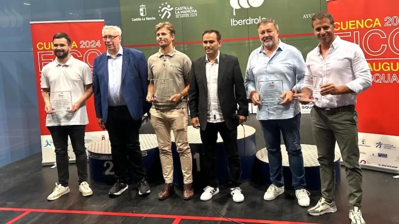 El director general de Juventud y Deportes de Castilla-La Mancha, Carlos Yuste (dcha), durante su asistencia a la clausura del Campeonato de Europa de Squash, celebrado en Cuenca