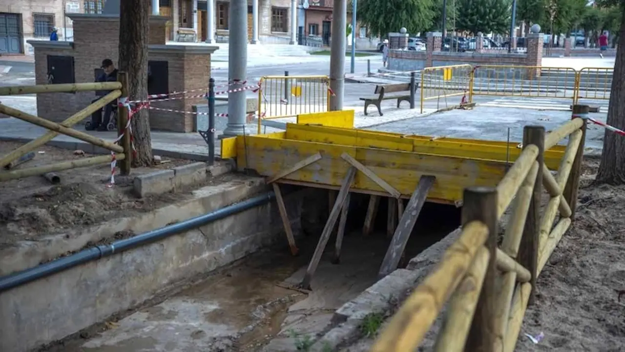 Obras de restauración del canal que se desbordó en el centro de Yunclillos, un año después de la Depresión Aislada en Niveles Altos (DANA) que azotó España, y especialmente la provincia de Toledo - EFE/Ismael Herrero