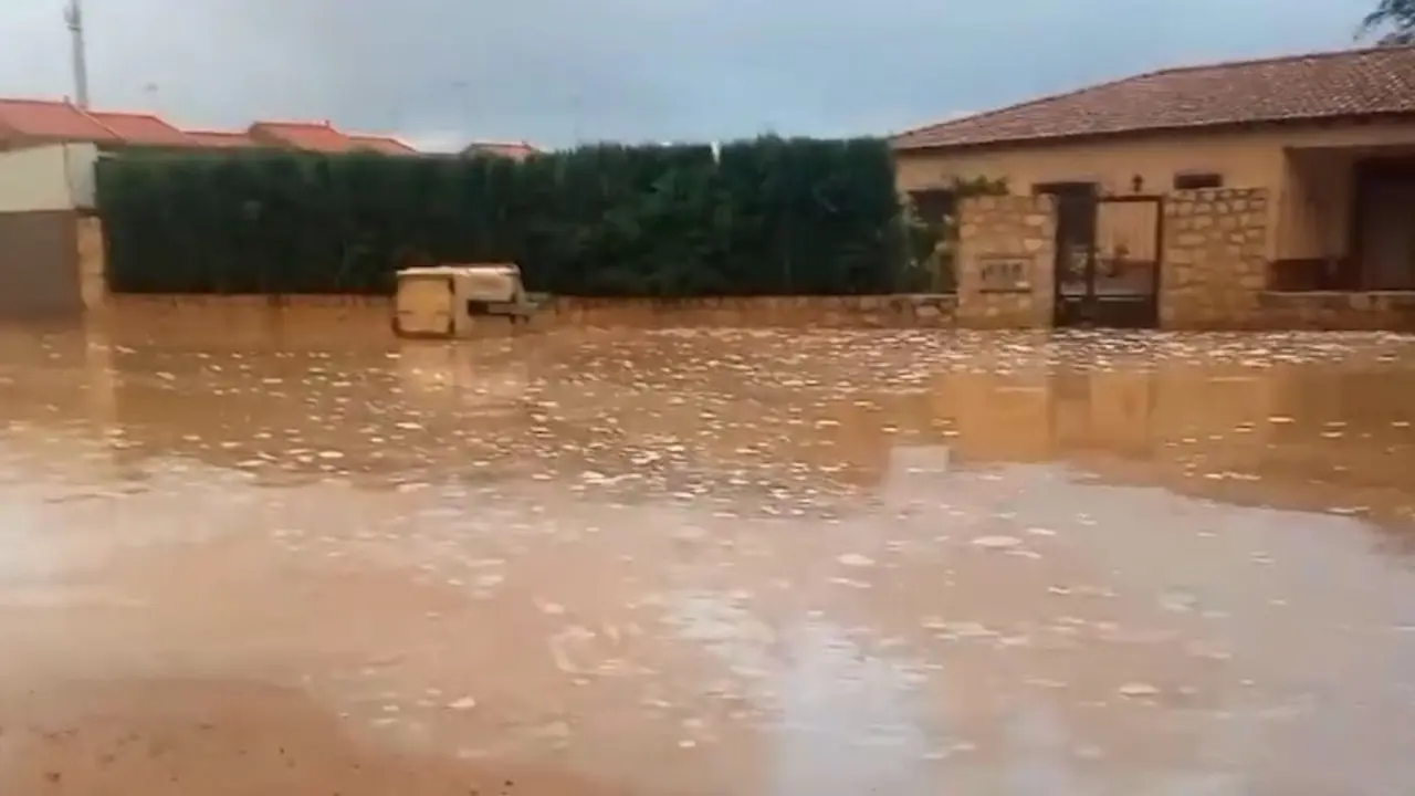 Una fuerte tormenta de agua y granizo en Cabezamesada (Toledo) anega calles y daña cultivos