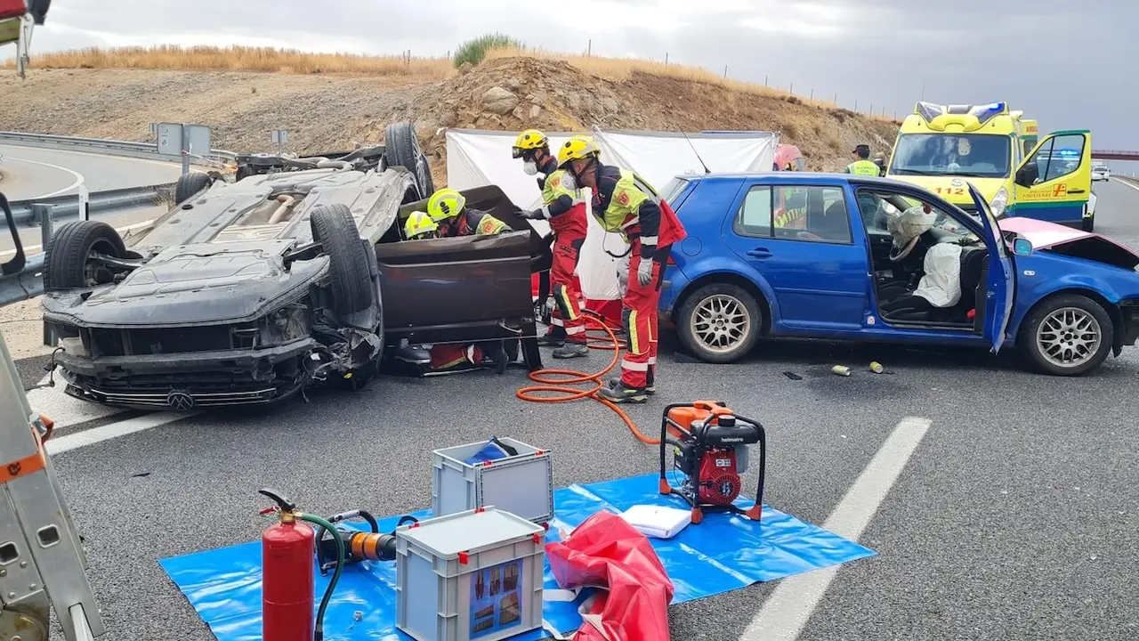 Un joven de 23 años fallecido y ocho personas heridas tras volcar una furgoneta y chocar contra un turismo en Burguillos (Toledo)