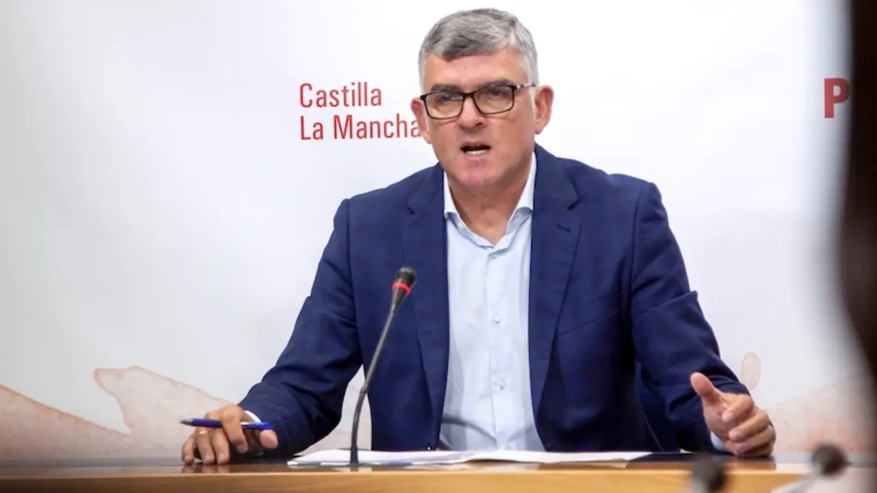 El presidente del PSOE en las Cortes de Castilla-La Mancha, Ángel Tomás Godoy, durante la rueda de prensa que ha ofrecido en el Parlamento regional