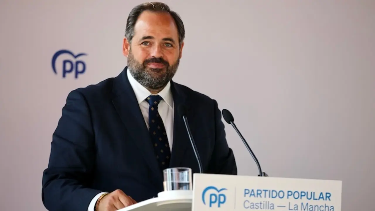 El presidente del PP de Castilla-La Mancha, Paco Núñez, durante el desayuno informativo que ha ofrecido este lunes en Toledo