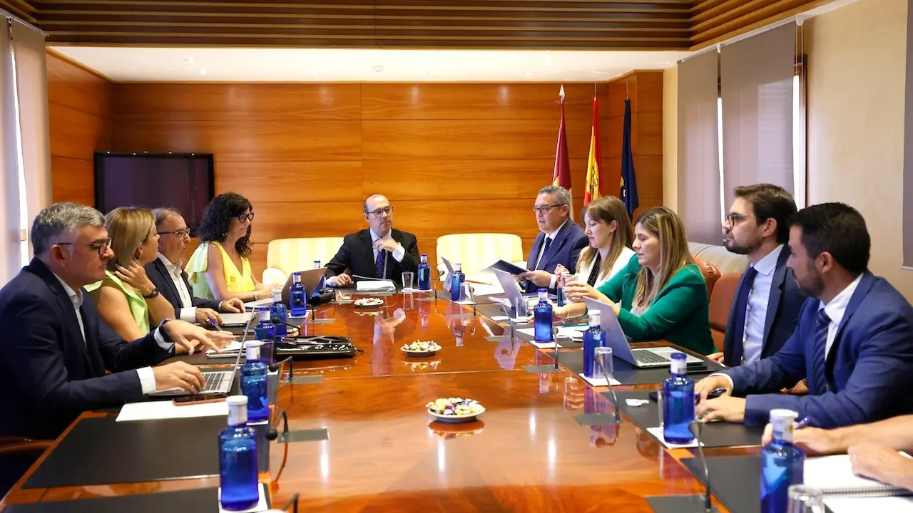 En la imagen un instante de la reunión de la Junta de Portavoces y Mesa de las Cortes de Castilla-La Mancha