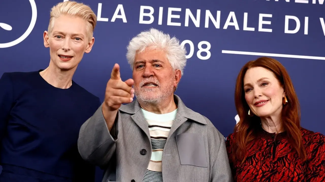 Pedro Almodóvar flanqueado por las protagonistas de su última película, Tilda Swinton y Julianne Moore, durante la presentación a la prensa en Venecia