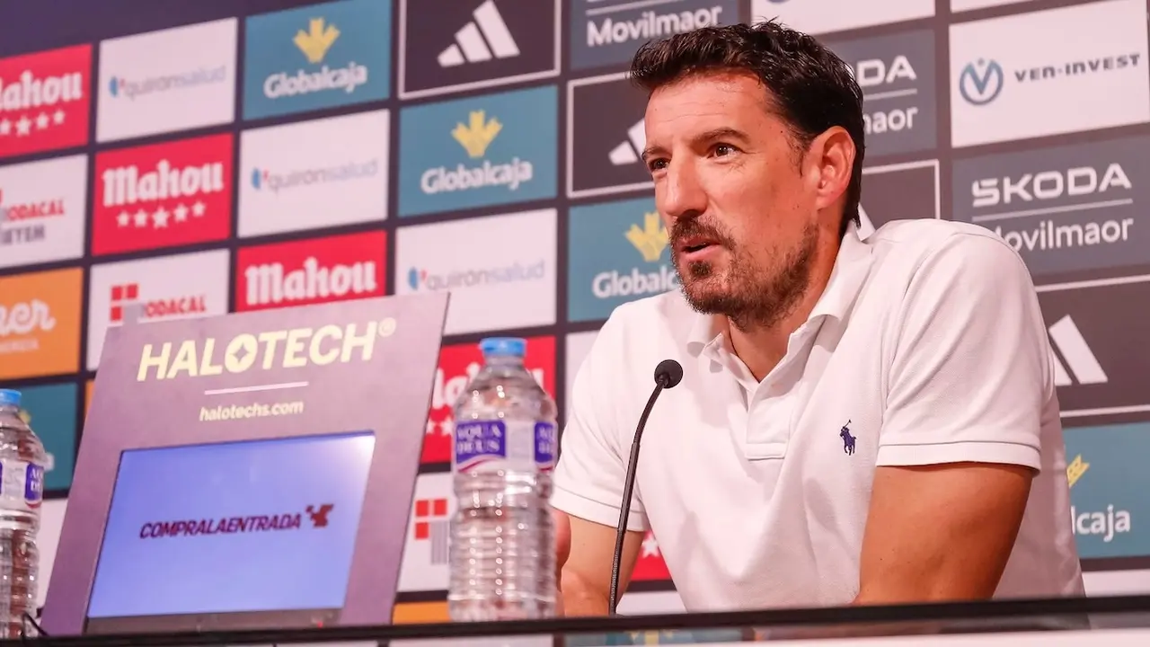 El director deportivo del Albacete, José Verdú (Toché), durante la rueda de prensa que ha ofrecido