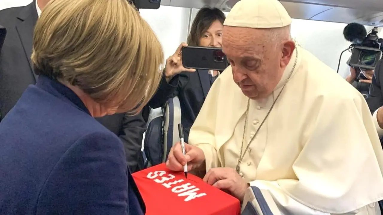El Papa Francisco firma una camiseta de fútbol de Mateo, el niño asesinado en Mocejón