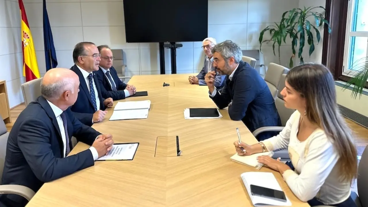 El alcalde de Talavera de la Reina (Toledo), José Julián Gregorio, se reúne con al director general de Carreteras, Juan Pedro Fernández
