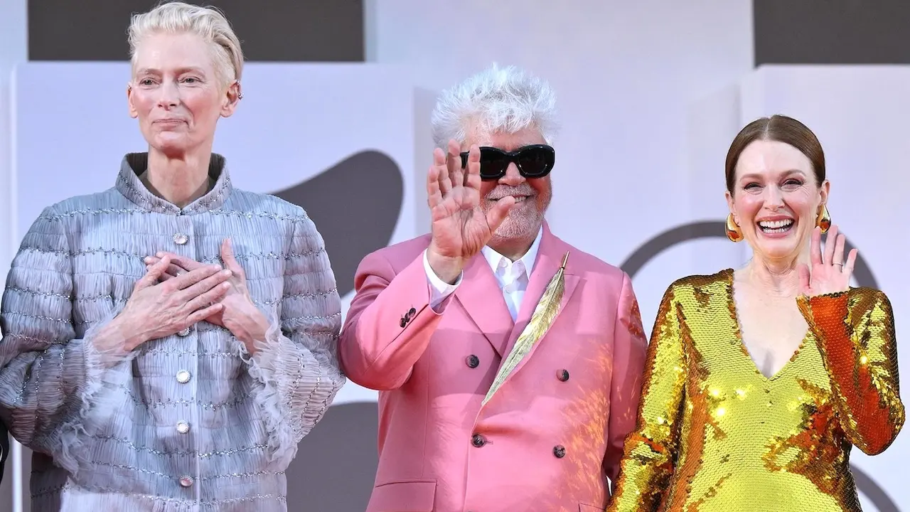 Tilda Swinton , Pedro Almodovar y Julianne Moore presentan 'La habitación de al lado' en el Festival de Venecia