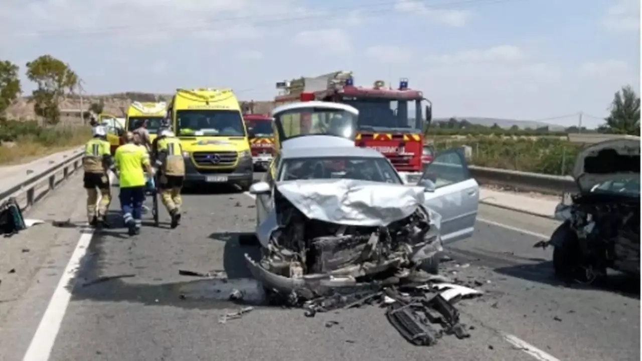 Muere una mujer y dos heridos graves en el choque frontal entre dos coches, colisión, accidente de tráfico
