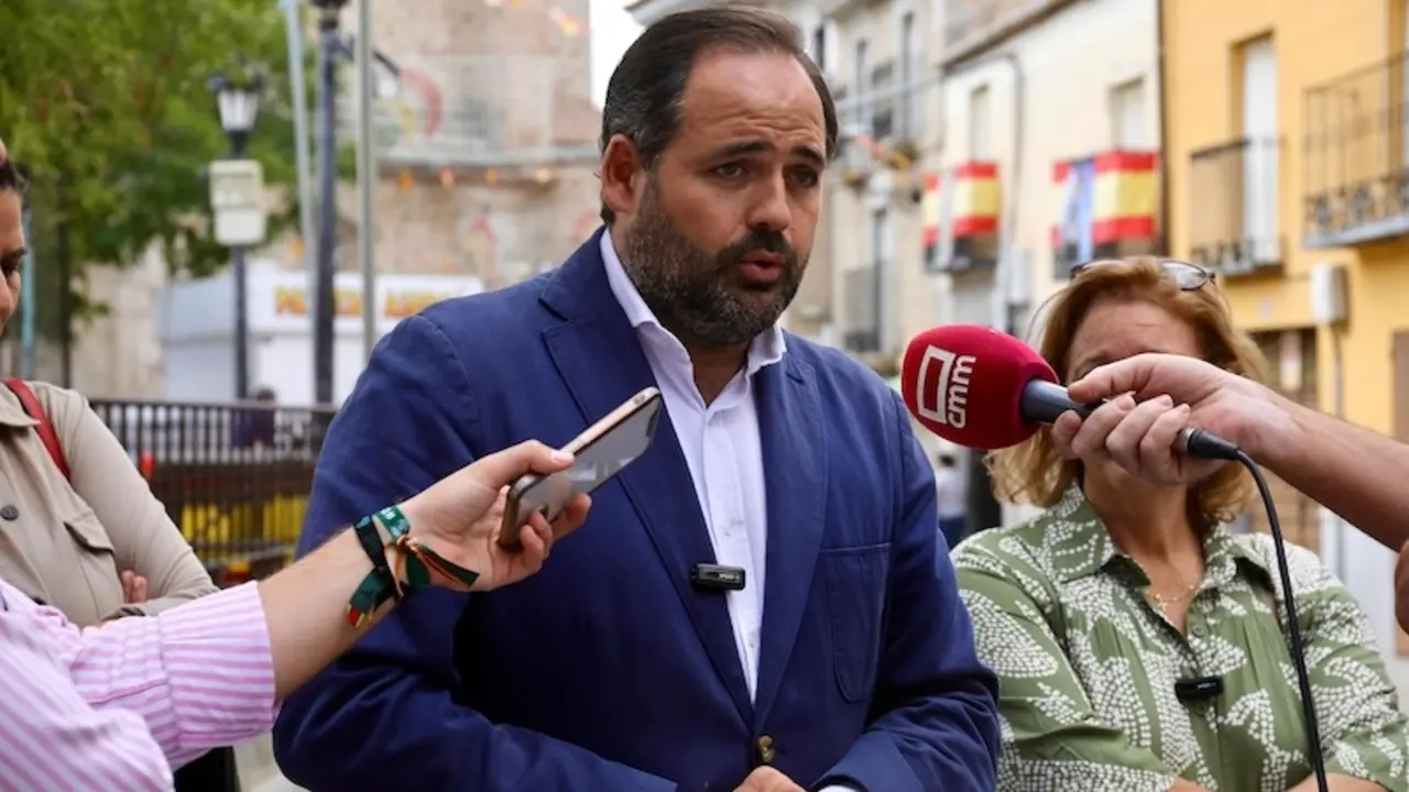 El presidente del PP de Castilla-La Mancha, Paco Núñez, atendiendo a los medios de comunicación este miércoles en Menasalbas (Toledo)