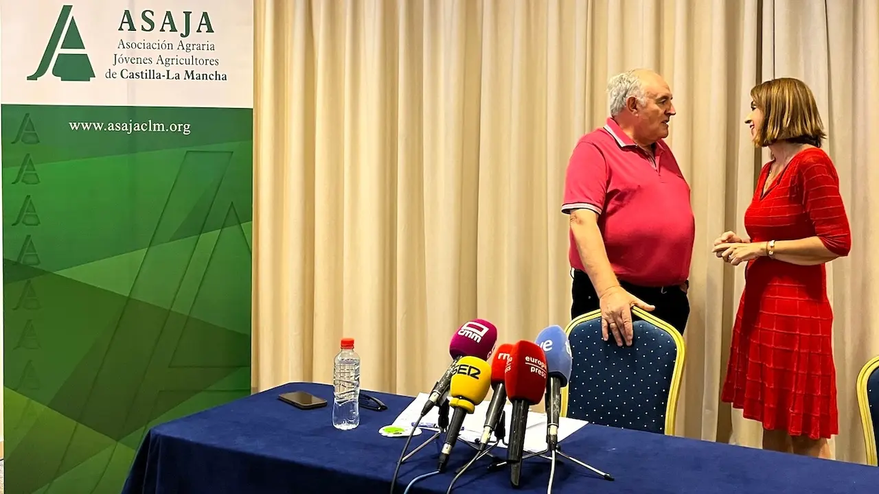 Los dirigentes de Asaja Castilla-La Mancha José María Fresneda y Blanca Corroto conversan antes de comparecer ante los medios en Toledo