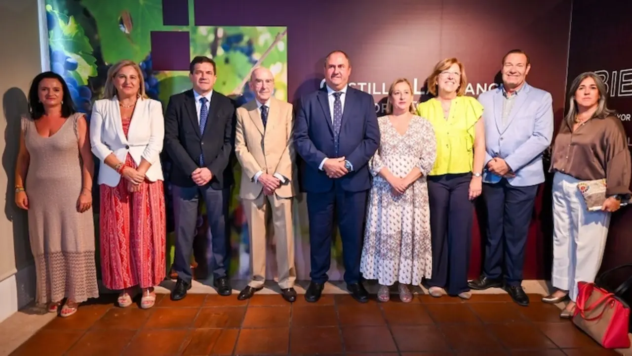 El consejero de Agricultura, Ganadería y Desarrollo Rural, Julián Martínez Lizán, ha acompañado a los socios agricultores de la Cooperativa 'Virgen de las Viñas' en su comida de campaña, con motivo de la vendimia