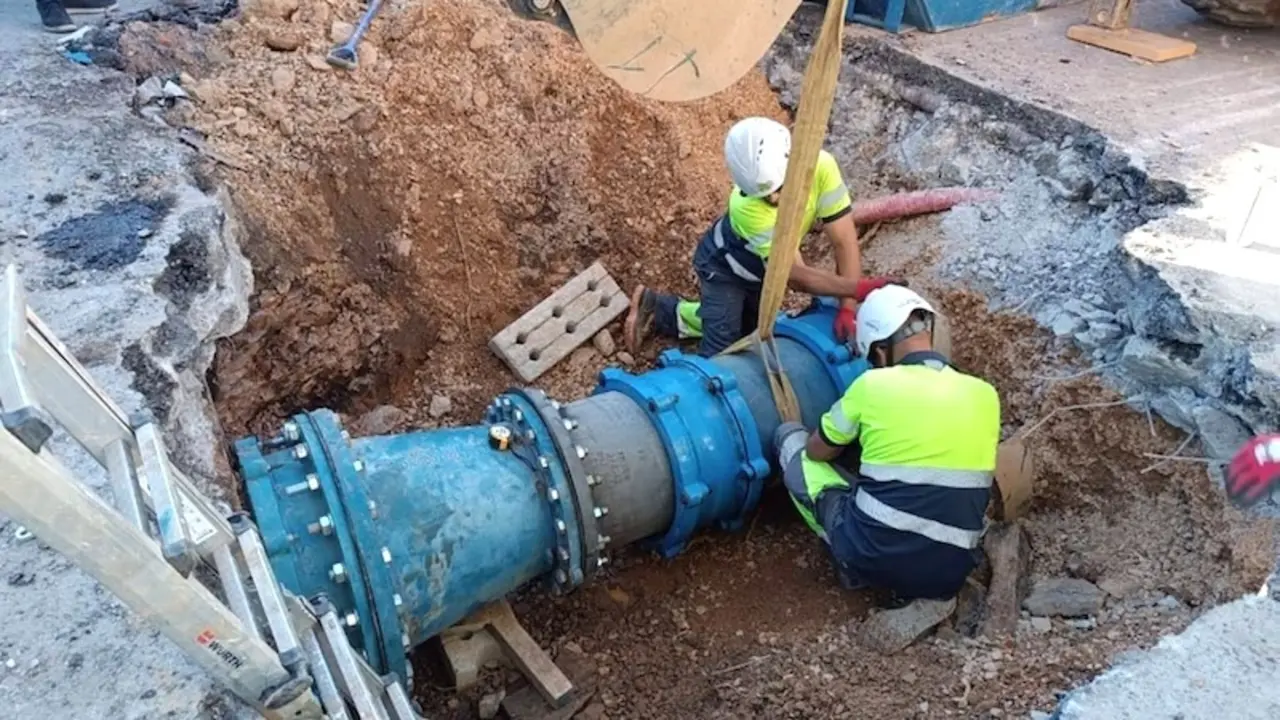 Un reventón obliga a cortar de nuevo el suministro de agua en dos barriadas de Puertollano (Ciudad Real)