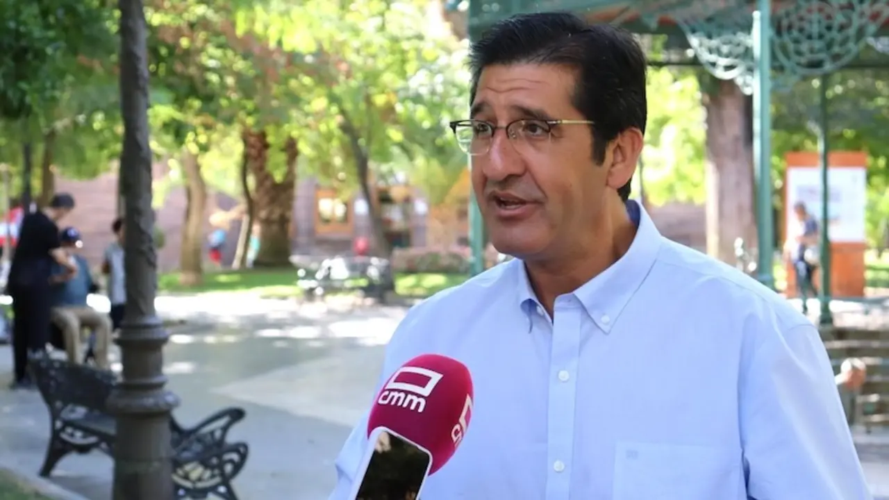 El vicepresidente segundo del Gobierno de Castilla-La Mancha, José Manuel Caballero, atendiendo a los medios en Puertollano (Ciudad Real)