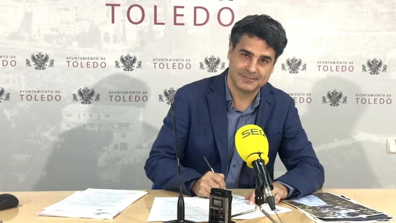 El portavoz del equipo de Gobierno del Ayuntamiento de Toledo, Juan José Alcalde, durante la rueda de prensa que ha ofrecido