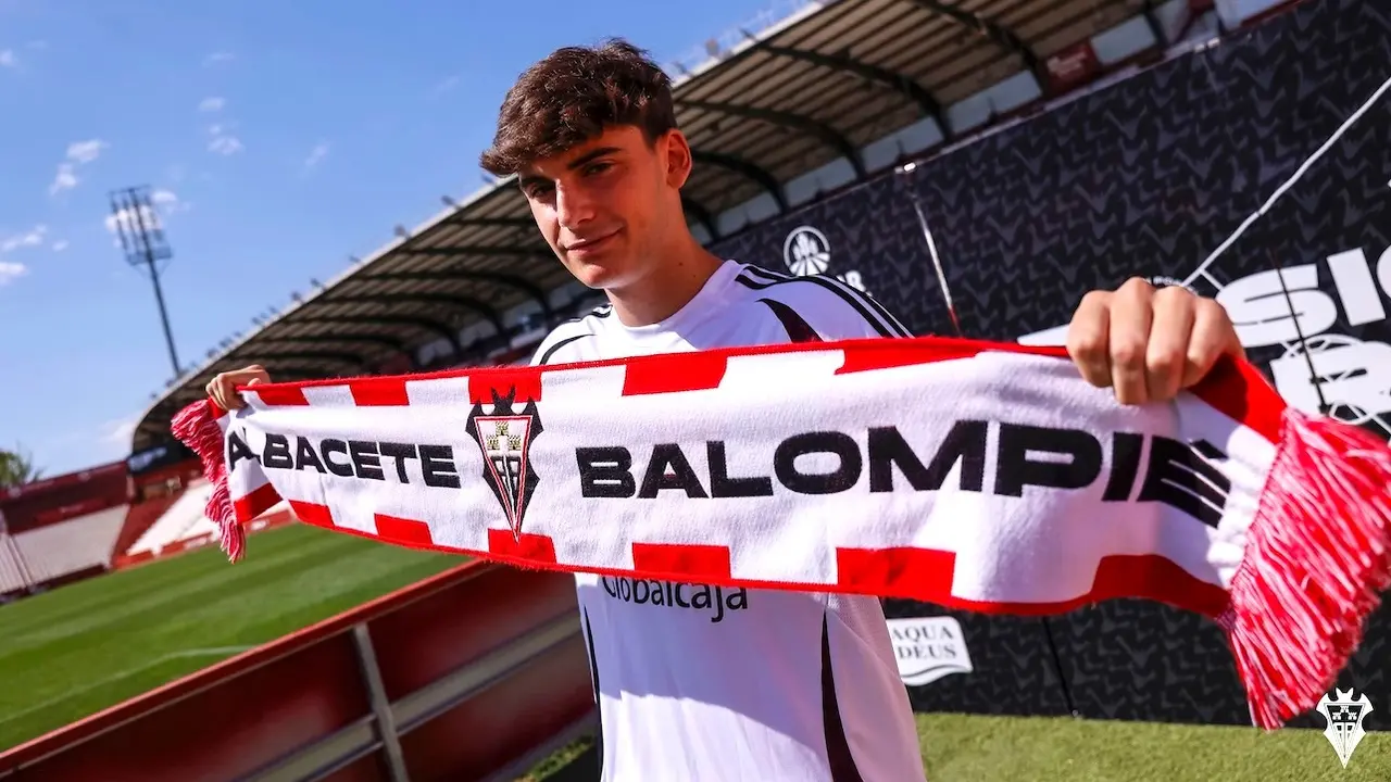 Javi Villar, mediocentro del Albacete, espera aportar su granito de arena a un "gran club"