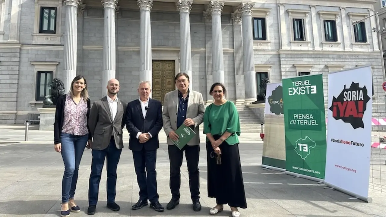 Los portavoces de Cuenca Ahora, Soria ¡YA! y Teruel Existe (España Vaciada) frente al Congreso de los Diputados en Madrid